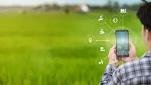 Homem na fazendo utilizando as tecnologias do Agro 5.0.